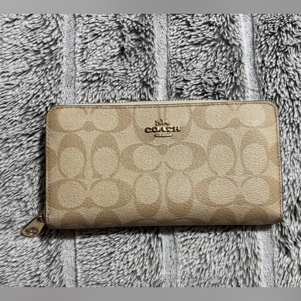 COACH LONG ZIP AROUND WALLET IN SIGNATURE LIGHT KHAKI LIGHT SADDLE